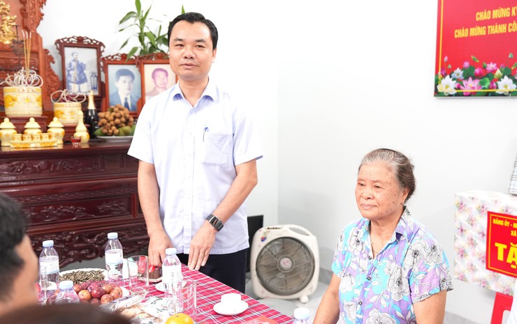 Ủy ban MTTQ xã Bát Tràng bàn giao nhà Đại đoàn kết cho gia đình bà Nguyễn Thị Ngọ, thôn 3 Kim Lan- Ảnh 3.