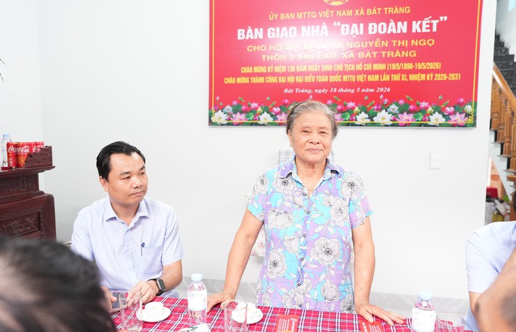 Ủy ban MTTQ xã Bát Tràng bàn giao nhà Đại đoàn kết cho gia đình bà Nguyễn Thị Ngọ, thôn 3 Kim Lan- Ảnh 4.