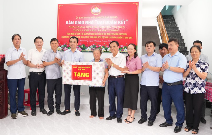 Ủy ban MTTQ xã Bát Tràng bàn giao nhà Đại đoàn kết cho gia đình bà Nguyễn Thị Ngọ, thôn 3 Kim Lan- Ảnh 1.