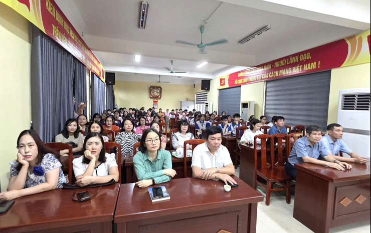 Trung tâm VHTT&TT phường Phú Lương tổ chức chiếu phim "Địa đạo - Mặt trời trong bóng tối" tại trường THPT Trần Hưng Đạo Hà Đông.- Ảnh 3.
