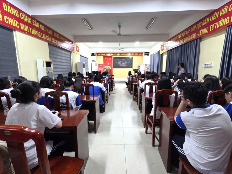 Trung tâm VHTT&TT phường Phú Lương tổ chức chiếu phim "Địa đạo - Mặt trời trong bóng tối" tại trường THPT Trần Hưng Đạo Hà Đông.- Ảnh 1.