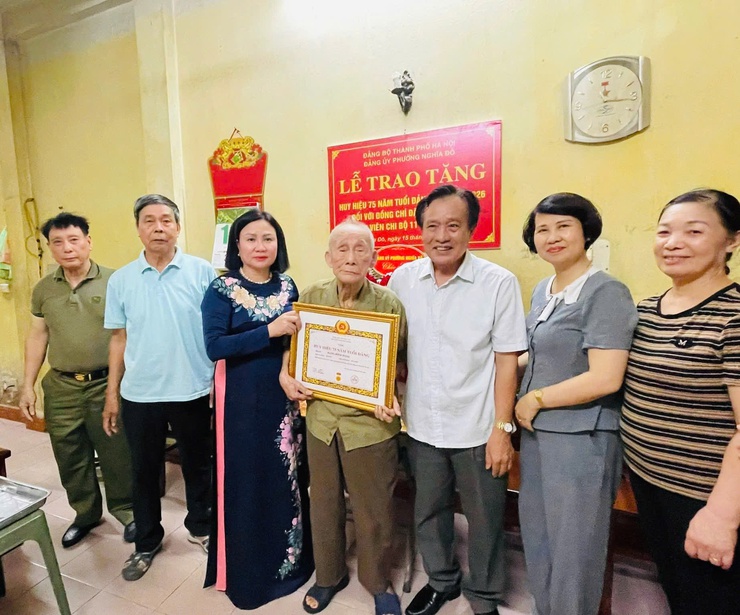 THƯỜNG TRỰC ĐẢNG ỦY PHƯỜNG TRAO TẶNG HUY HIỆU 75 NĂM TUỔI ĐẢNG CHO ĐẢNG VIÊN CHI BỘ 11 QUAN HOA- Ảnh 1.
