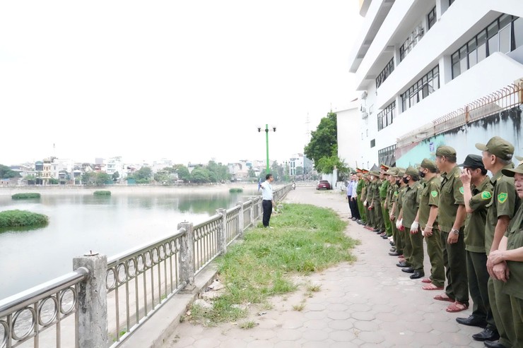 Phường Khương Đình triển khai giải tỏa vi phạm trật tự đô thị và vệ sinh môi trường khu vực hồ Hạ Đình- Ảnh 1.