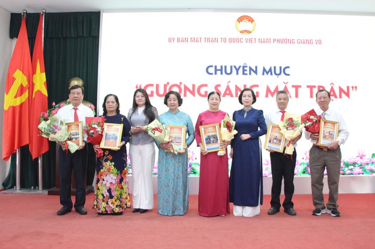 Ra mắt ấn phẩm “Bản tin điện tử Mặt trận phường Giảng Võ” và vinh danh “Gương sáng Mặt trận”- Ảnh 4.
