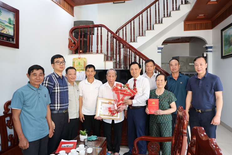 Phó bí thư Đảng ủy, Chủ tịch UBND xã Tam Hưng Bùi Đình Thái trao Huy hiệu đảng dịp kỷ niệm 136 năm ngày sinh Chủ tịch Hồ Chí Minh- Ảnh 2.