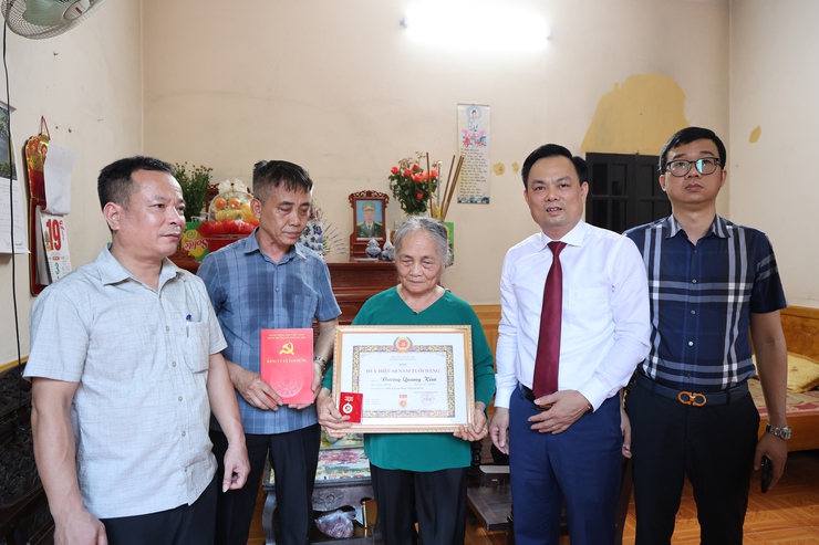 Phó bí thư Đảng ủy, Chủ tịch UBND xã Tam Hưng Bùi Đình Thái trao Huy hiệu đảng dịp kỷ niệm 136 năm ngày sinh Chủ tịch Hồ Chí Minh- Ảnh 7.