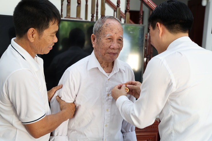 Phó bí thư Đảng ủy, Chủ tịch UBND xã Tam Hưng Bùi Đình Thái trao Huy hiệu đảng dịp kỷ niệm 136 năm ngày sinh Chủ tịch Hồ Chí Minh- Ảnh 1.
