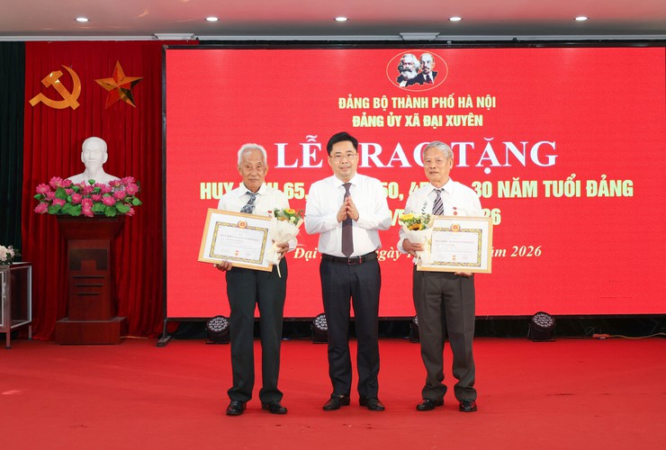 Lễ trao tặng Huy hiệu Đảng cho 45 đảng viên đợt 19/5/2026 thuộc Đảng bộ xã Đại Xuyên- Ảnh 2.