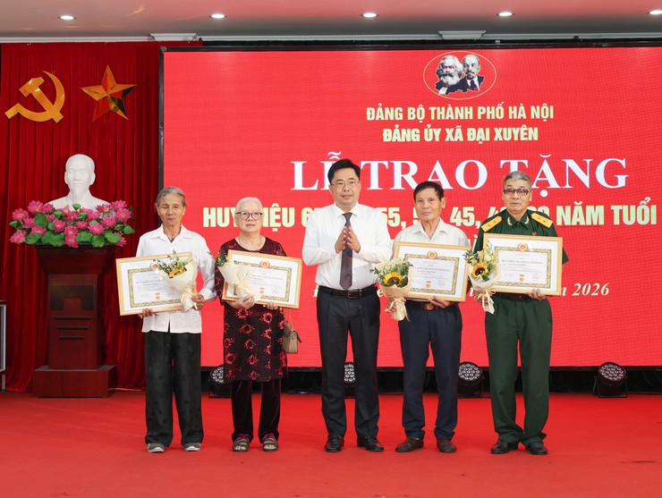 Lễ trao tặng Huy hiệu Đảng cho 45 đảng viên đợt 19/5/2026 thuộc Đảng bộ xã Đại Xuyên- Ảnh 3.
