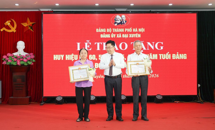 Lễ trao tặng Huy hiệu Đảng cho 45 đảng viên đợt 19/5/2026 thuộc Đảng bộ xã Đại Xuyên- Ảnh 4.