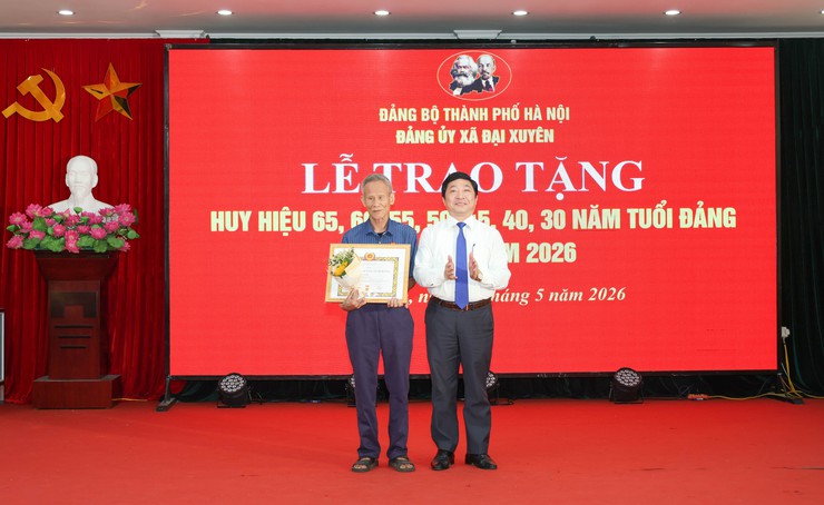 Lễ trao tặng Huy hiệu Đảng cho 45 đảng viên đợt 19/5/2026 thuộc Đảng bộ xã Đại Xuyên- Ảnh 5.