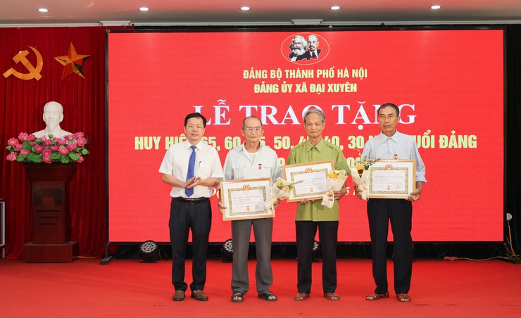 Lễ trao tặng Huy hiệu Đảng cho 45 đảng viên đợt 19/5/2026 thuộc Đảng bộ xã Đại Xuyên- Ảnh 6.