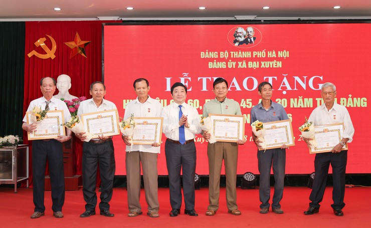 Lễ trao tặng Huy hiệu Đảng cho 45 đảng viên đợt 19/5/2026 thuộc Đảng bộ xã Đại Xuyên- Ảnh 7.
