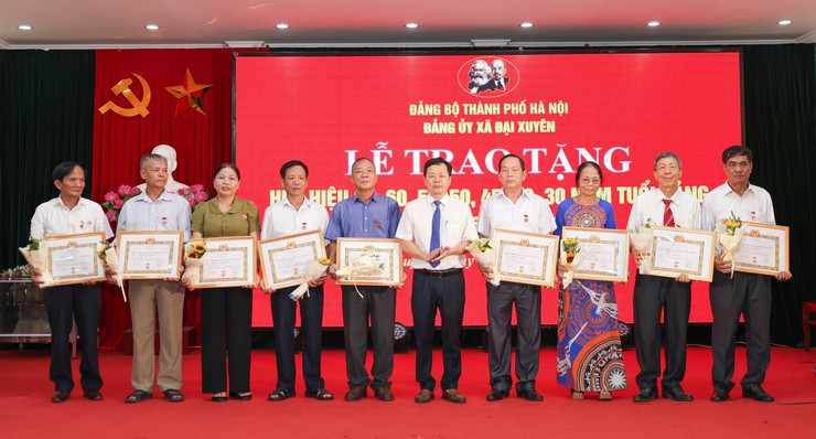 Lễ trao tặng Huy hiệu Đảng cho 45 đảng viên đợt 19/5/2026 thuộc Đảng bộ xã Đại Xuyên- Ảnh 8.