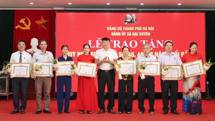 Lễ trao tặng Huy hiệu Đảng cho 45 đảng viên đợt 19/5/2026 thuộc Đảng bộ xã Đại Xuyên- Ảnh 9.
