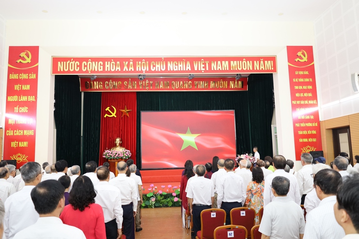 Đảng ủy phường Bồ Đề long trọng tổ chức Lễ trao tặng Huy hiệu Đảng đợt 19/5/2026- Ảnh 4.