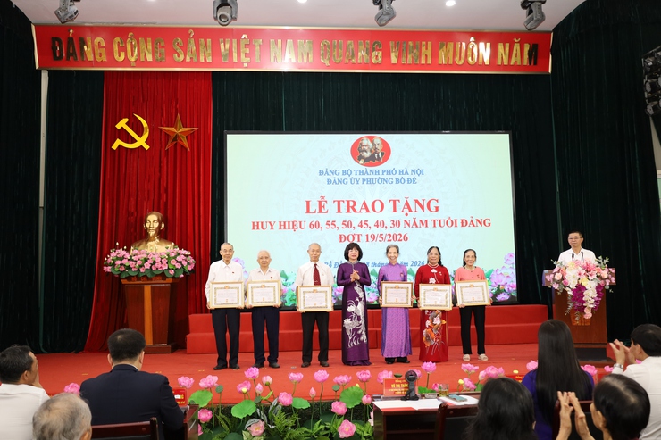 Đảng ủy phường Bồ Đề long trọng tổ chức Lễ trao tặng Huy hiệu Đảng đợt 19/5/2026- Ảnh 6.