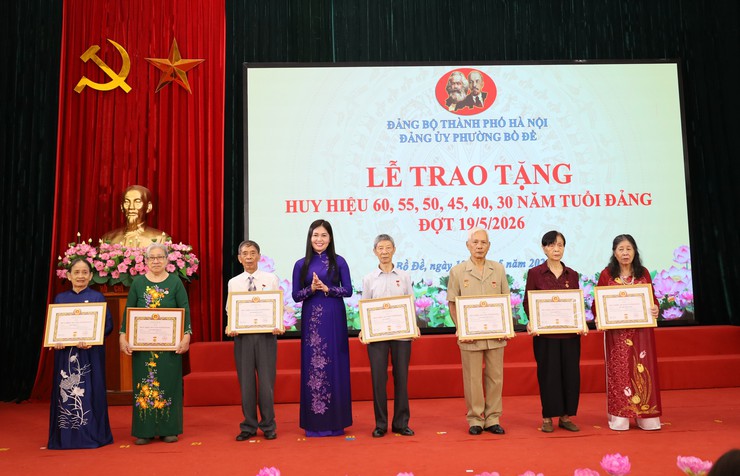 Đảng ủy phường Bồ Đề long trọng tổ chức Lễ trao tặng Huy hiệu Đảng đợt 19/5/2026- Ảnh 7.