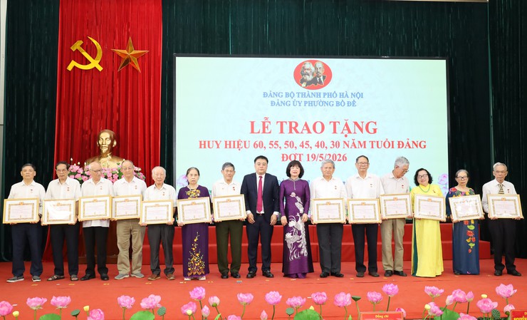 Đảng ủy phường Bồ Đề long trọng tổ chức Lễ trao tặng Huy hiệu Đảng đợt 19/5/2026- Ảnh 8.