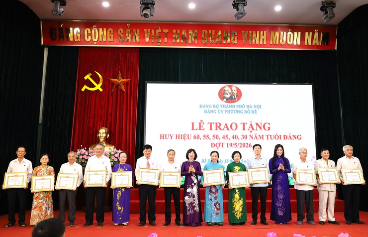 Đảng ủy phường Bồ Đề long trọng tổ chức Lễ trao tặng Huy hiệu Đảng đợt 19/5/2026- Ảnh 9.