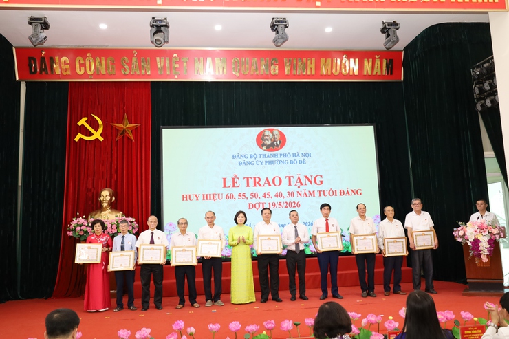 Đảng ủy phường Bồ Đề long trọng tổ chức Lễ trao tặng Huy hiệu Đảng đợt 19/5/2026- Ảnh 11.