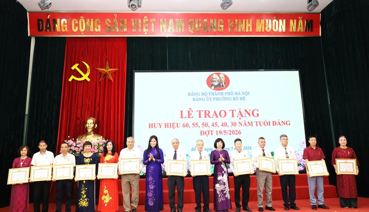 Đảng ủy phường Bồ Đề long trọng tổ chức Lễ trao tặng Huy hiệu Đảng đợt 19/5/2026- Ảnh 10.