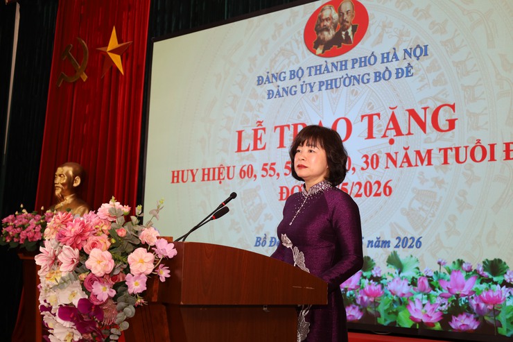Đảng ủy phường Bồ Đề long trọng tổ chức Lễ trao tặng Huy hiệu Đảng đợt 19/5/2026- Ảnh 2.