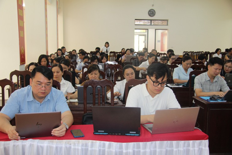 NGÀY THỨ HAI – "CHẠM" KỸ NĂNG THỰC CHIẾN: TỪ AI ĐẾN EXCEL, LỚP TẬP HUẤN CNTT TẠI XÃ DÂN HÒA TIẾP TỤC TẠO HIỆU ỨNG TÍCH CỰC- Ảnh 4.