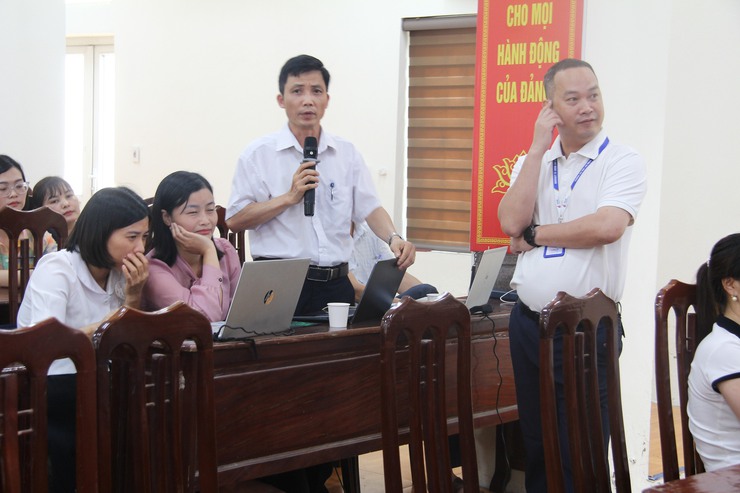 NGÀY THỨ HAI – "CHẠM" KỸ NĂNG THỰC CHIẾN: TỪ AI ĐẾN EXCEL, LỚP TẬP HUẤN CNTT TẠI XÃ DÂN HÒA TIẾP TỤC TẠO HIỆU ỨNG TÍCH CỰC- Ảnh 9.