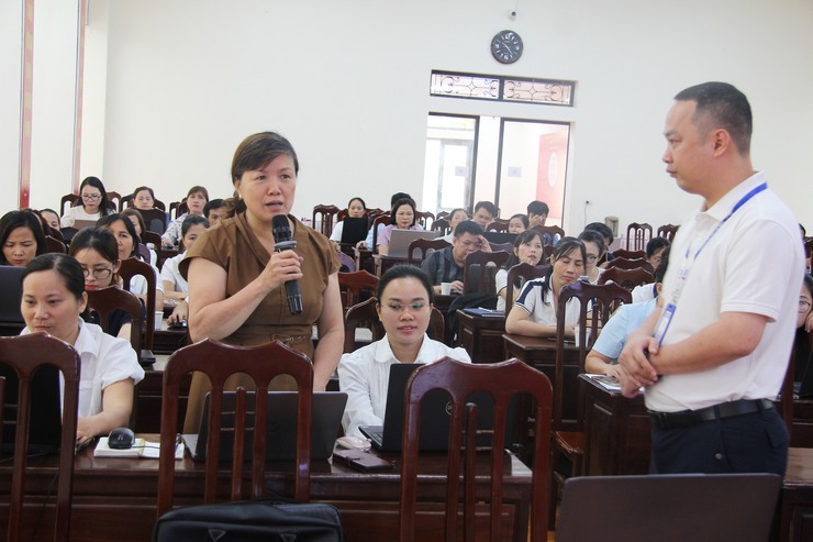NGÀY THỨ HAI – "CHẠM" KỸ NĂNG THỰC CHIẾN: TỪ AI ĐẾN EXCEL, LỚP TẬP HUẤN CNTT TẠI XÃ DÂN HÒA TIẾP TỤC TẠO HIỆU ỨNG TÍCH CỰC- Ảnh 7.