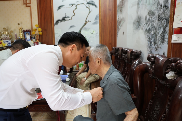 Phó bí thư Đảng ủy, Chủ tịch UBND xã Tam Hưng Bùi Đình Thái trao Huy hiệu đảng dịp kỷ niệm 136 năm ngày sinh Chủ tịch Hồ Chí Minh- Ảnh 3.