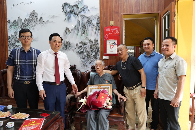 Phó bí thư Đảng ủy, Chủ tịch UBND xã Tam Hưng Bùi Đình Thái trao Huy hiệu đảng dịp kỷ niệm 136 năm ngày sinh Chủ tịch Hồ Chí Minh- Ảnh 4.