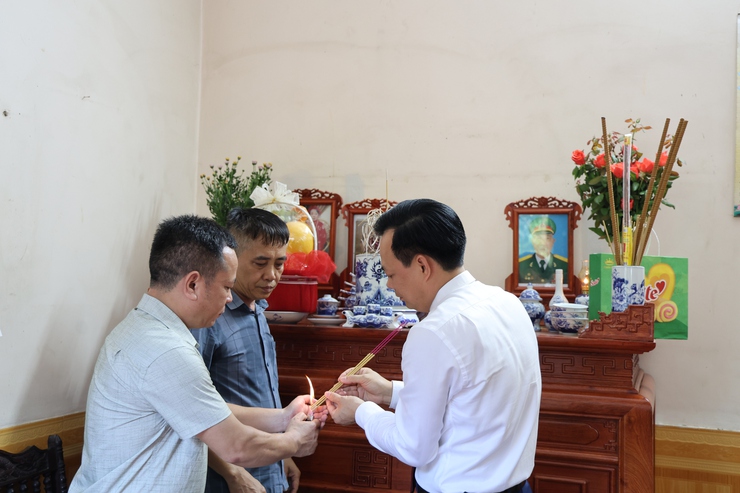 Phó bí thư Đảng ủy, Chủ tịch UBND xã Tam Hưng Bùi Đình Thái trao Huy hiệu đảng dịp kỷ niệm 136 năm ngày sinh Chủ tịch Hồ Chí Minh- Ảnh 5.