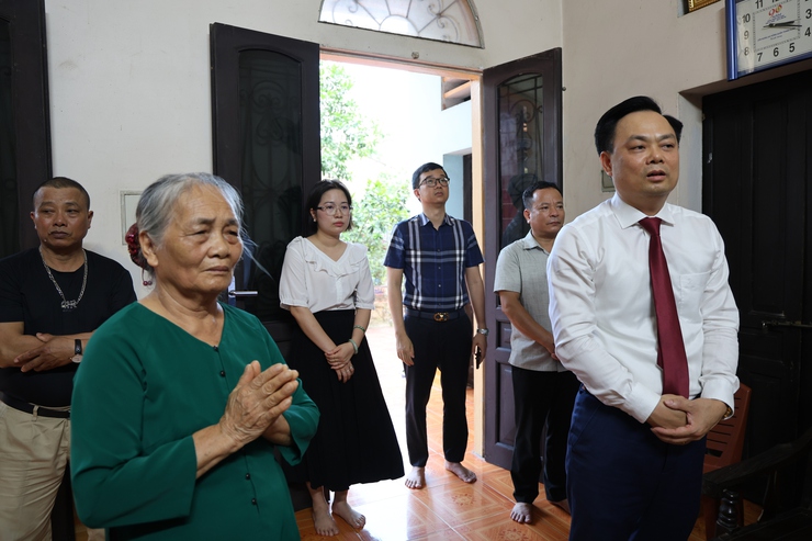 Phó bí thư Đảng ủy, Chủ tịch UBND xã Tam Hưng Bùi Đình Thái trao Huy hiệu đảng dịp kỷ niệm 136 năm ngày sinh Chủ tịch Hồ Chí Minh- Ảnh 6.
