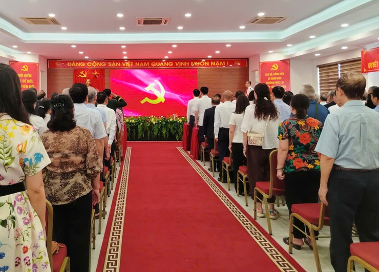 Đảng bộ phường Phúc Lợi trao tặng Huy hiệu Đảng đợt 19/5- Ảnh 1.