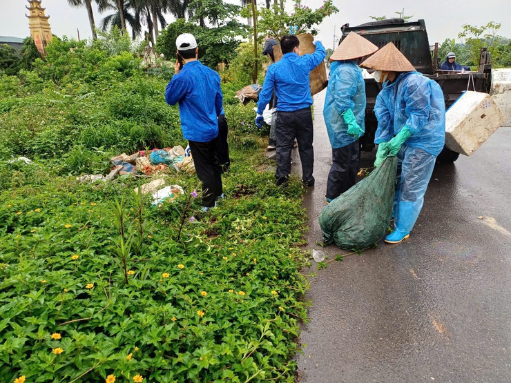 Vệ sinh môi trường nhân dịp xã Chuyên Mỹ đón nhận danh hiệu "Thành viên mạng lưới các thành phố thủ công sáng tạo thế giới"- Ảnh 1.