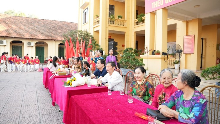 Hội Sức khoẻ ngoài trời người trung cao tuổi xã Dương Hòa sôi nổi giao lưu văn nghệ - dưỡng sinh chào mừng kỷ niệm 136 năm Ngày sinh nhật Bác- Ảnh 1.