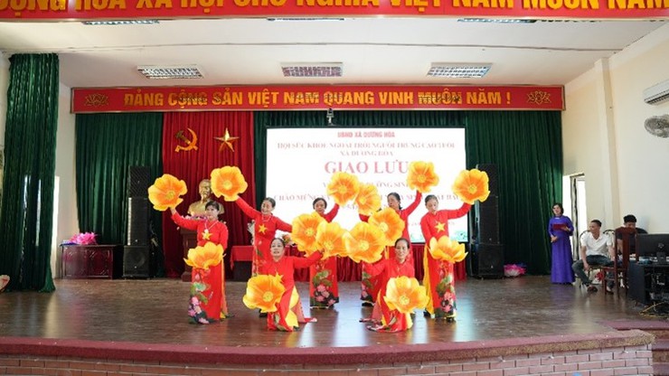 Hội Sức khoẻ ngoài trời người trung cao tuổi xã Dương Hòa sôi nổi giao lưu văn nghệ - dưỡng sinh chào mừng kỷ niệm 136 năm Ngày sinh nhật Bác- Ảnh 2.