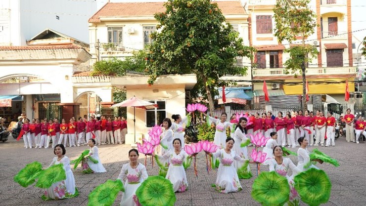 Hội Sức khoẻ ngoài trời người trung cao tuổi xã Dương Hòa sôi nổi giao lưu văn nghệ - dưỡng sinh chào mừng kỷ niệm 136 năm Ngày sinh nhật Bác- Ảnh 3.