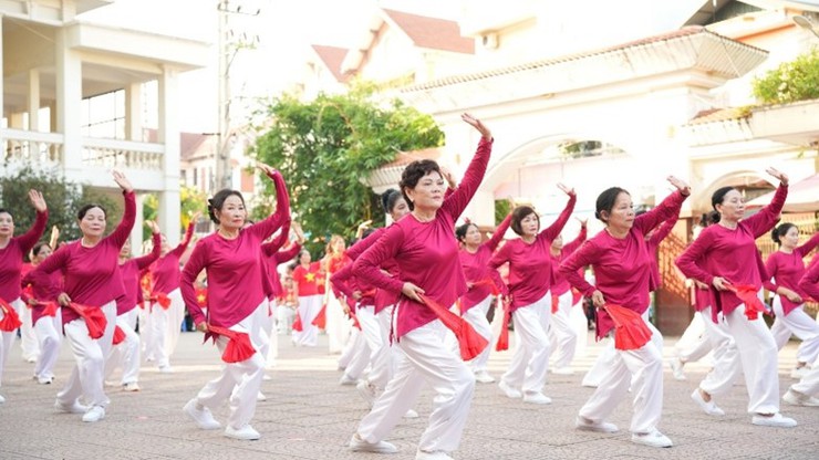 Hội Sức khoẻ ngoài trời người trung cao tuổi xã Dương Hòa sôi nổi giao lưu văn nghệ - dưỡng sinh chào mừng kỷ niệm 136 năm Ngày sinh nhật Bác- Ảnh 4.
