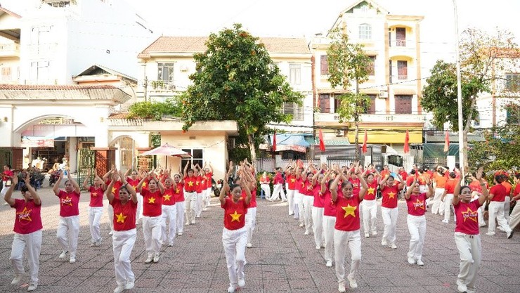 Hội Sức khoẻ ngoài trời người trung cao tuổi xã Dương Hòa sôi nổi giao lưu văn nghệ - dưỡng sinh chào mừng kỷ niệm 136 năm Ngày sinh nhật Bác- Ảnh 5.