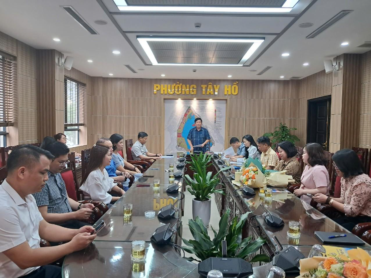 UBND Phường Tây Hồ công bố các quyết định về công tác cán bộ- Ảnh 1.