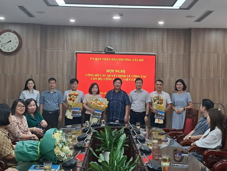 UBND Phường Tây Hồ công bố các quyết định về công tác cán bộ- Ảnh 2.