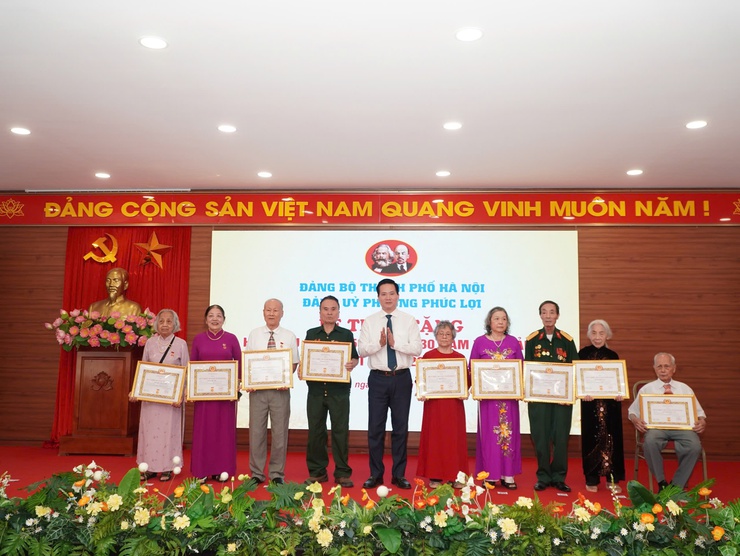 Đảng bộ phường Phúc Lợi trao tặng Huy hiệu Đảng đợt 19/5- Ảnh 2.
