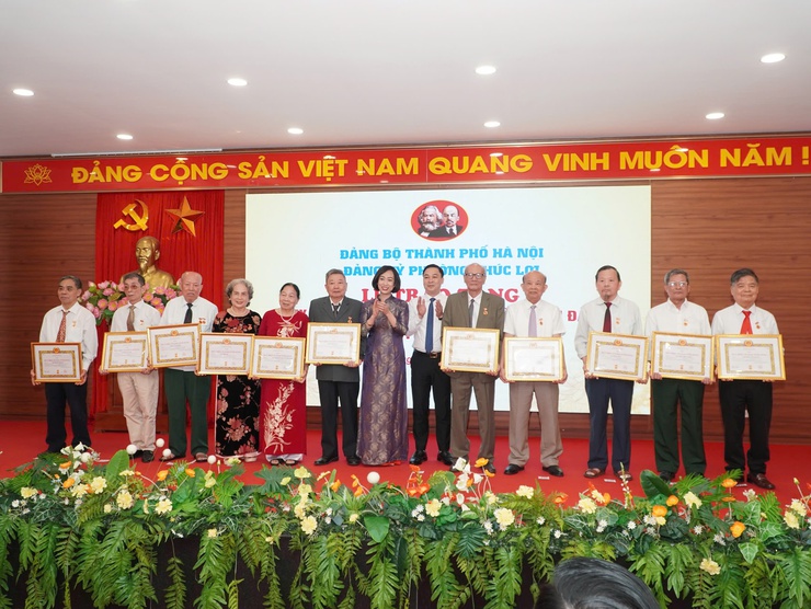 Đảng bộ phường Phúc Lợi trao tặng Huy hiệu Đảng đợt 19/5- Ảnh 3.