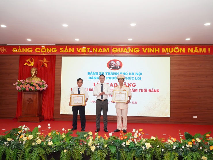 Đảng bộ phường Phúc Lợi trao tặng Huy hiệu Đảng đợt 19/5- Ảnh 4.