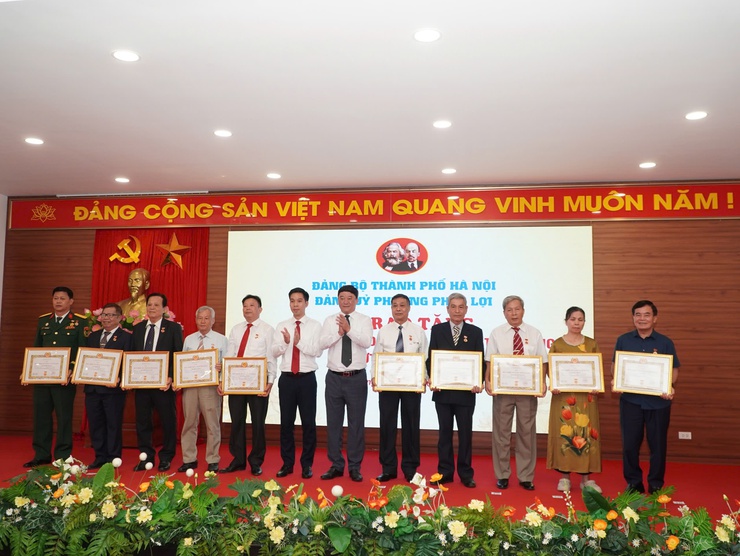 Đảng bộ phường Phúc Lợi trao tặng Huy hiệu Đảng đợt 19/5- Ảnh 5.