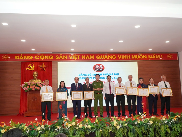 Đảng bộ phường Phúc Lợi trao tặng Huy hiệu Đảng đợt 19/5- Ảnh 6.