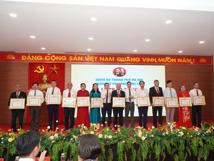 Đảng bộ phường Phúc Lợi trao tặng Huy hiệu Đảng đợt 19/5- Ảnh 7.