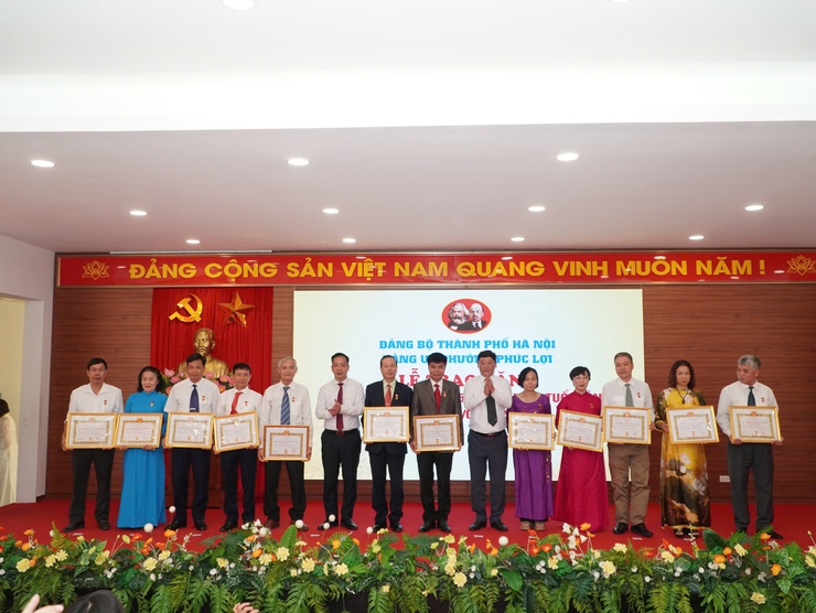 Đảng bộ phường Phúc Lợi trao tặng Huy hiệu Đảng đợt 19/5- Ảnh 8.